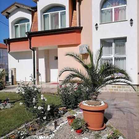 Lucky 2 Hotel Pavel Banya Bagian luar foto