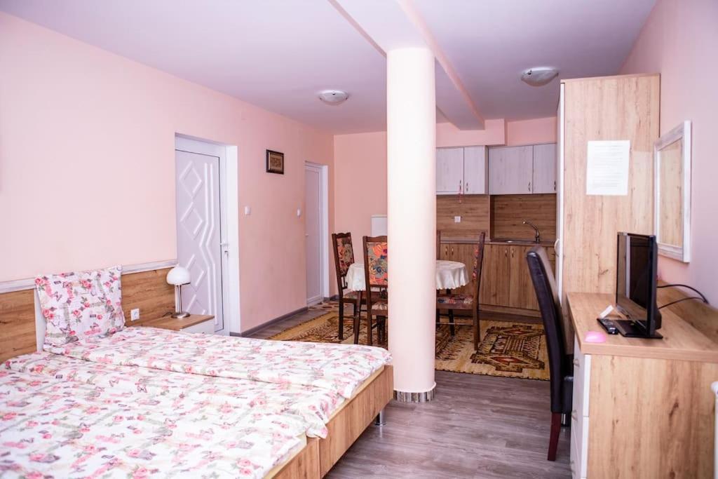 Lucky 2 Hotel Pavel Banya Bagian luar foto